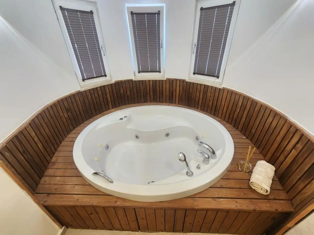 Jacuzzi tub
